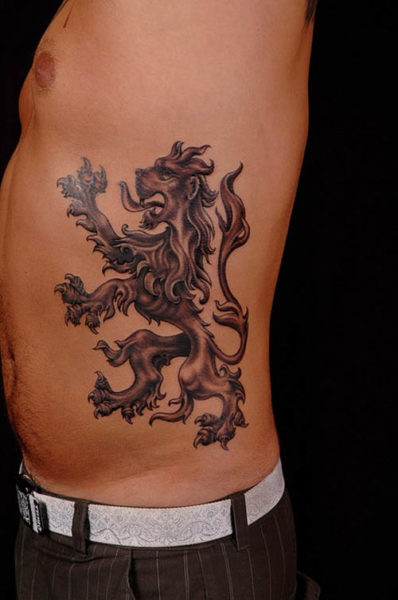 Oroszlán tomboló tetoválás a bordákon