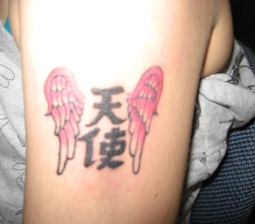 Kínai angyal tetoválás a felső kézen