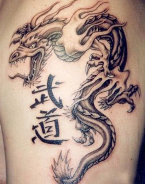 Kanji sárkány tetoválás a kezében
