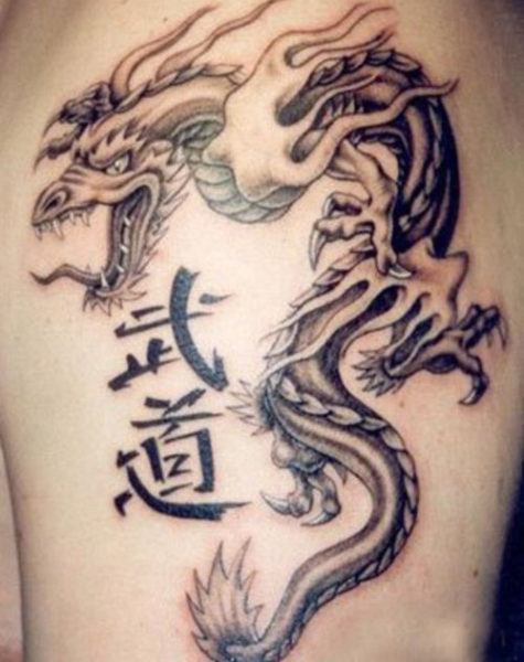 Kanji Dragon Tattoo på hånden