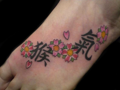 Lábvirág tetoválás Kanji Design -szal