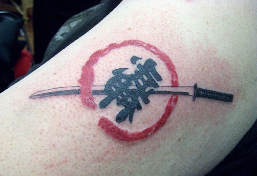 Ninja -sværd og japansk Kanji -tatovering