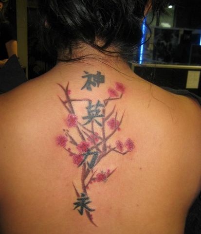 Természet és Kanji tetoválás a nők hátán