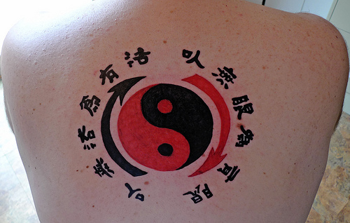 Kanji Yin és Yang szimbólum tetoválás