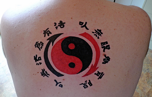 Kanji Yin og Yang Symbol Tattoo