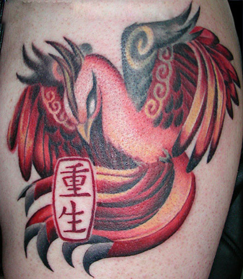 Kanji Phoenix tetoválás a combon