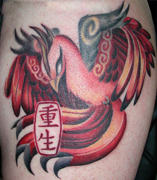 Kanji Phoenix tatovering på låret