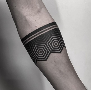 Geometriai karszalag tetoválás