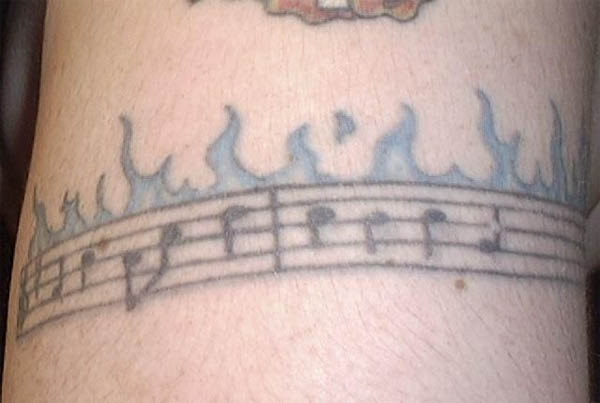 Zenés karszalag tetoválás