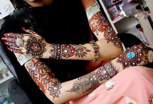 Attraktive Mehndi -designs med fuld arm