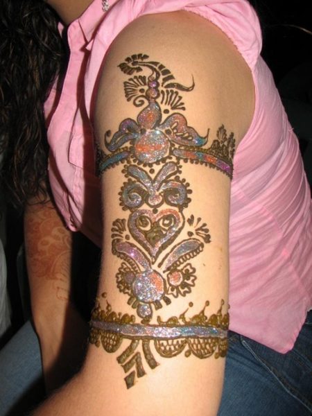 Glitrende Arm Mehendi Design