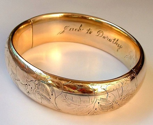 Tilpasset armbåndsgave til hende
