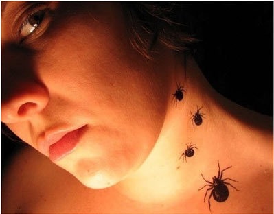 Pókok tetoválása a nyakán