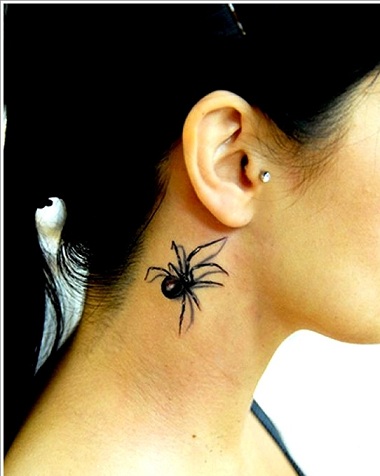 pók-tetoválás-a nyakán