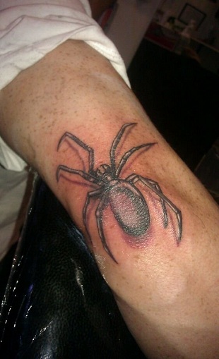 pók-tetoválás a könyökén