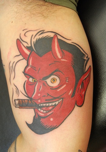 Dohányzó vörös ördög tetoválás