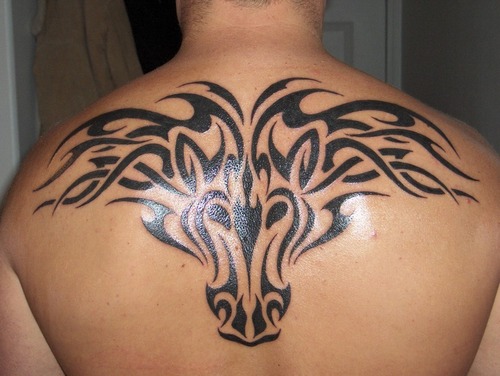 Egy törzsi ördög tetoválás