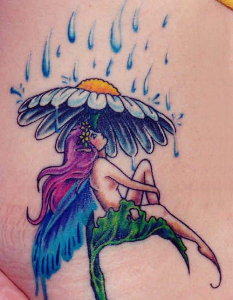 Fe sidder under Rain Fairy Tattoo