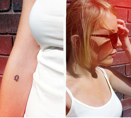 Egyszerű betűs tetoválás az alkaron