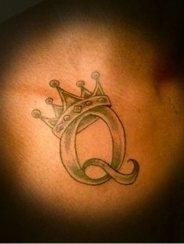 Árnyékolt Q betűs tetoválás koronával