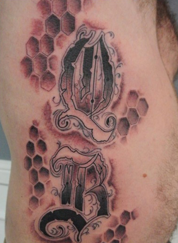 Kiterjedt Q betűs tetoválás