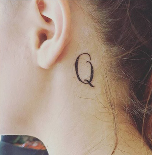 Titkos Q ábécé tetoválás