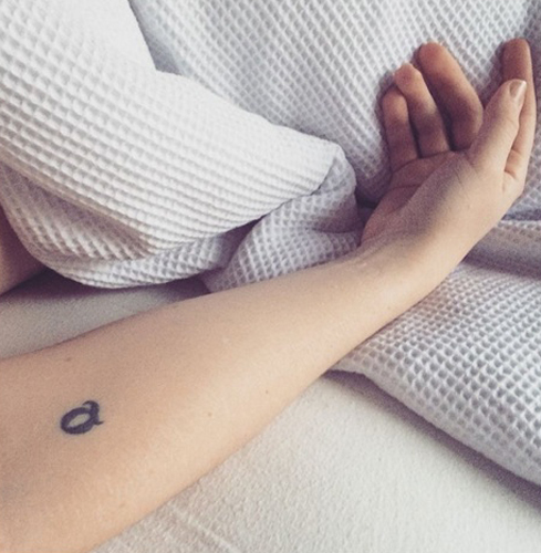 Alapvető Q betűs tetoválás