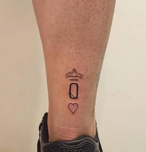Q betűs tetoválás a bokán