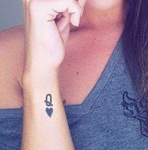 Aranyos Q betűs tetoválás tervezés