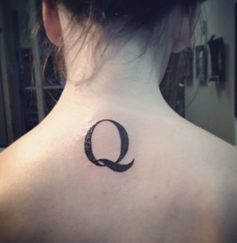 Q ábécé tetoválás a tarkó hátán