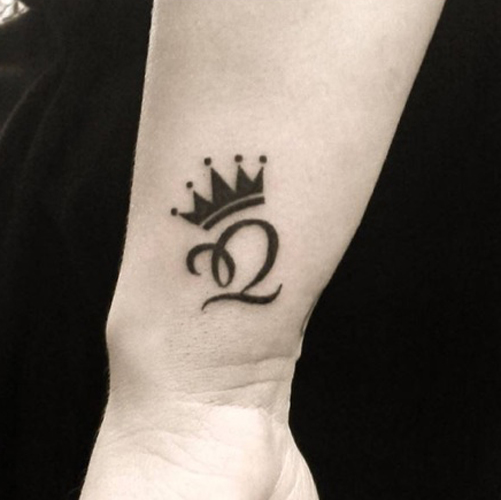 Lenyűgöző Q betűs tetoválás