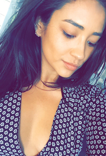 Shay Mitchell Uden Makeup 3