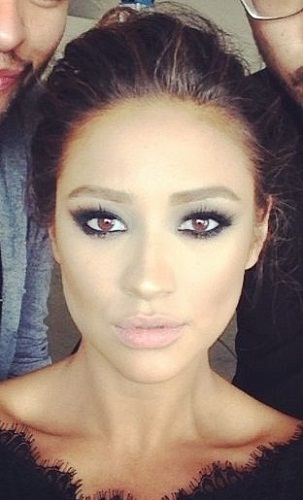 Shay Mitchell Uden Makeup 10