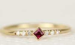 Egyszerű arany rubin gyűrű gyémánttal