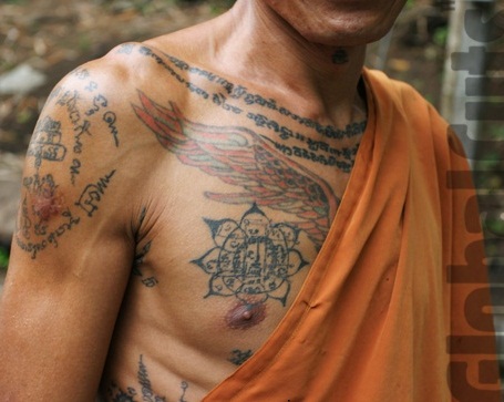 Buddhistiske mantraer tatovering på brystet