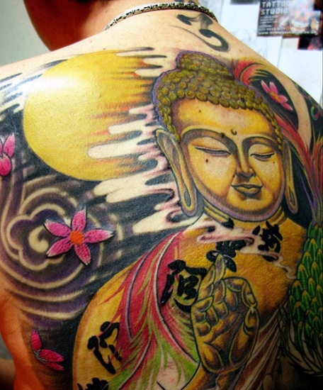 Színes Buddha tetoválások a hátán