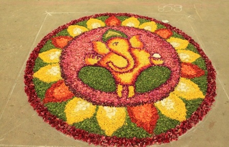 Rangoli ved hjælp af blomsterblade