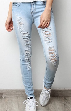 Kvinder med ripped fit jeans