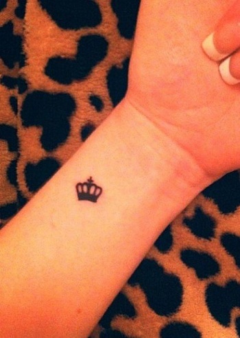 king symbol tatovering på håndleddet