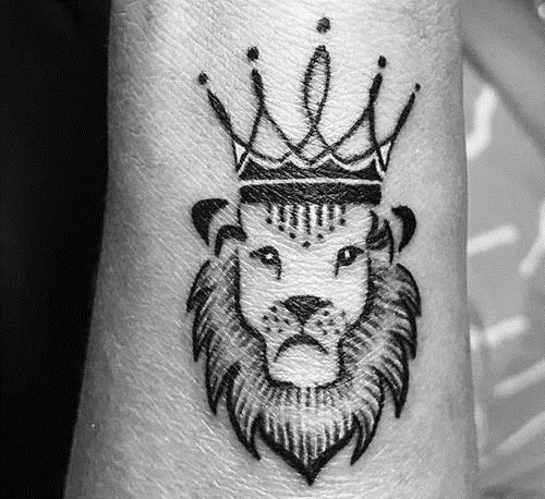 Lion King Tattoo på hånden