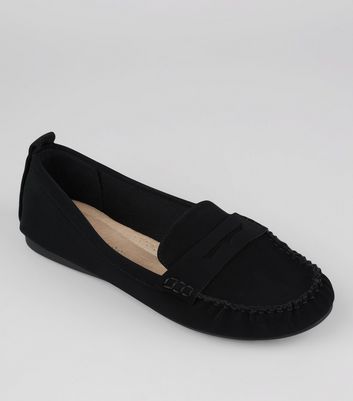 Széles illeszkedésű fekete cipők