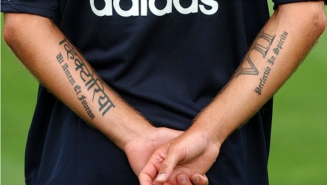 Latinsk sætningstatovering på David Beckham højre hånd