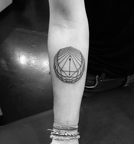 Geometrisk Line Work Tattoo