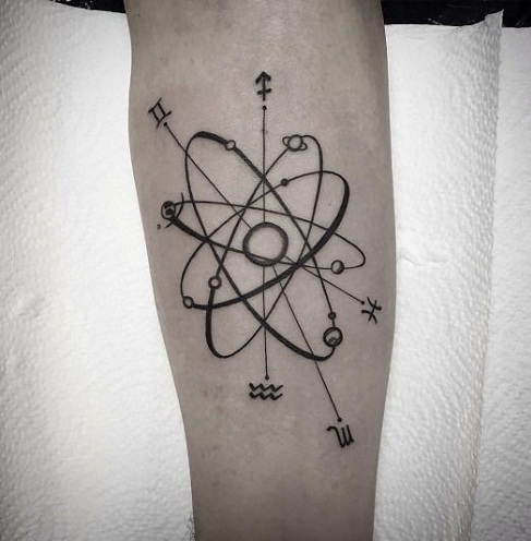 Grafisk Line Work Tattoo