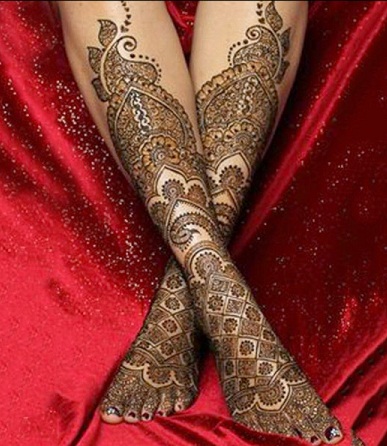 Kidolgozott virágos Mehndi Design lábfejjel