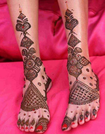 Spejl, der afspejler Henna -designs til fødder