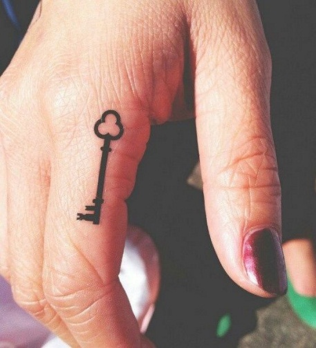 Egyszerű kulcsos tetoválás