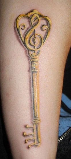 Kulcsos tetoválás sárgával