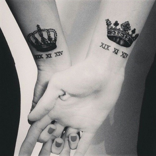 Király és királynő korona és numerikus tetoválás