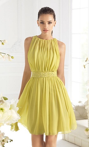Fest iført gul kjole